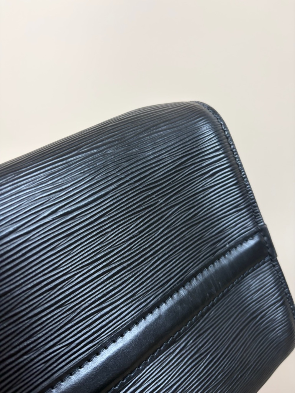 LOUIS VUITTON: Epi black speedy 30 - Picture 16 of 16